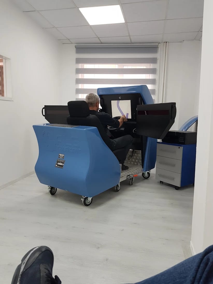 Vera Psikoteknik’te mavi test cihazında ekrandaki uygulamaya katılan kişi