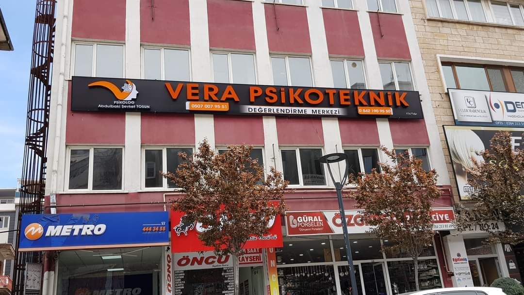 Vera Psikoteknik’in turuncu yazılı tabelasının ve alt kattaki Metro Seyahat tabelasının bulunduğu bina cephesi