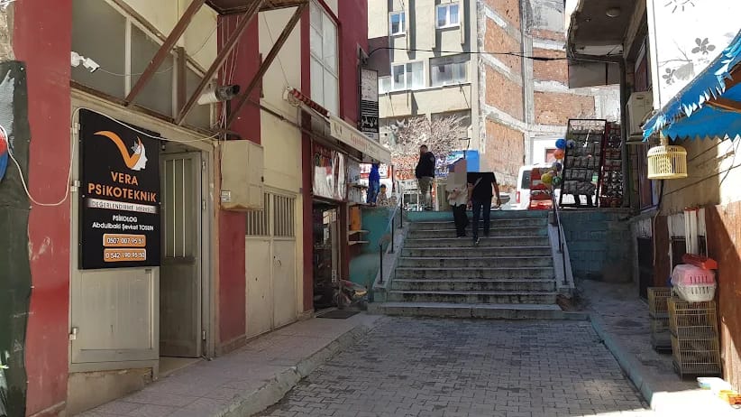 Vera Psikoteknik yönlendirme tabelasının bulunduğu giriş ve yanındaki merdivenli sokak